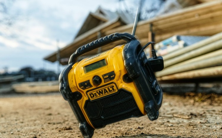 zastosowanie radia budowlanego akumulatorowego 18V DeWALT DCR020