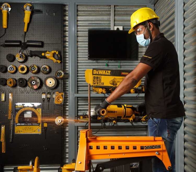zastosowanie szlifierki kątowej 230mm DEWALT DWE4579