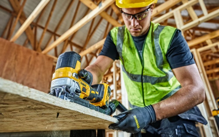 zastosowanie wyrzynarki akumulatorowej DeWALT DCS335