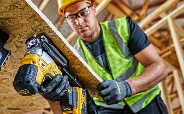 zastosowanie wyrzynarki do drewna DeWALT DCS335