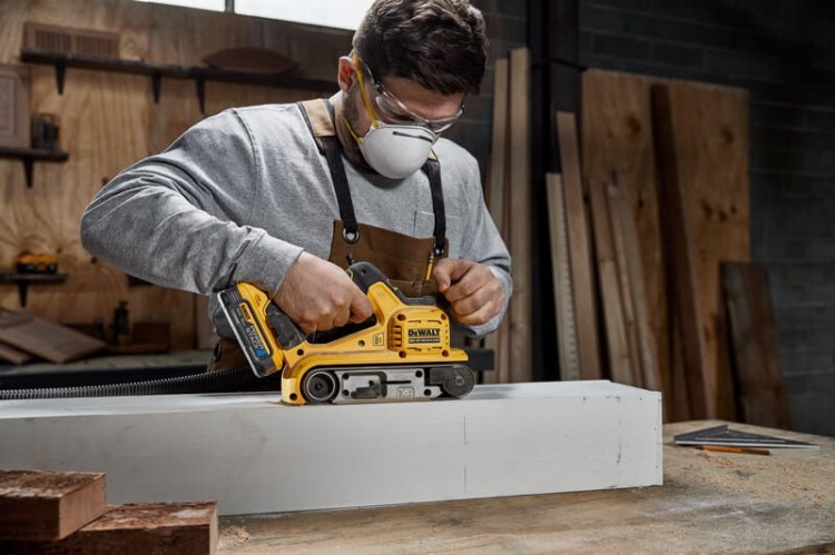 DeWALT Szlifierka taśmowa 18V 1x 5,0Ah TSTAK DCW220 - Zastosowanie