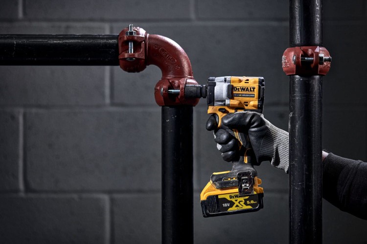 Zastosowanie klucza udarowego DEWALT DCF922N