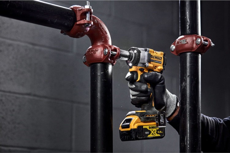 Zastosowanie klucza udarowego DEWALT DCF922N