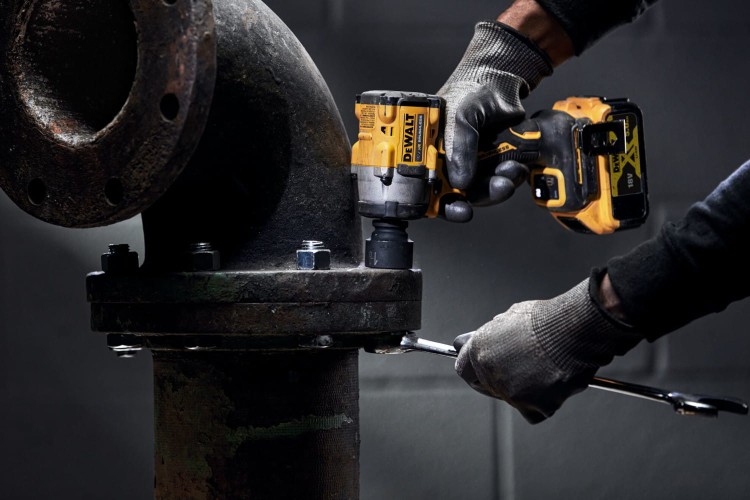 Zastosowanie klucza udarowego DEWALT DCF922N