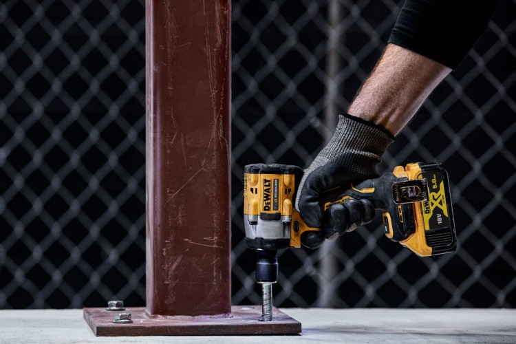 Zastosowanie klucza udarowego DEWALT DCF922N