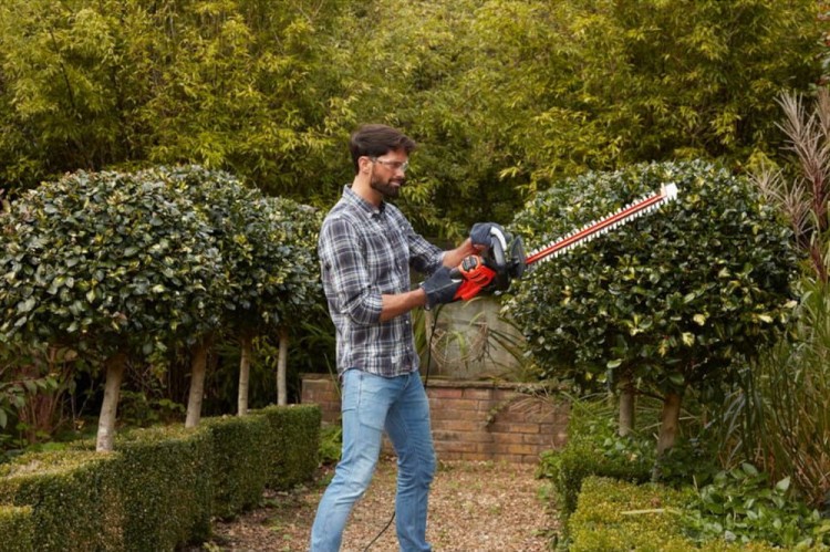 zastosowanie nożyc do żywopłotu sieciowych   BLACK DECKER BEHTS501