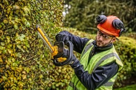 zastosowanie nożyc akumulatorowych do krzewów  DeWALT DCMHT563