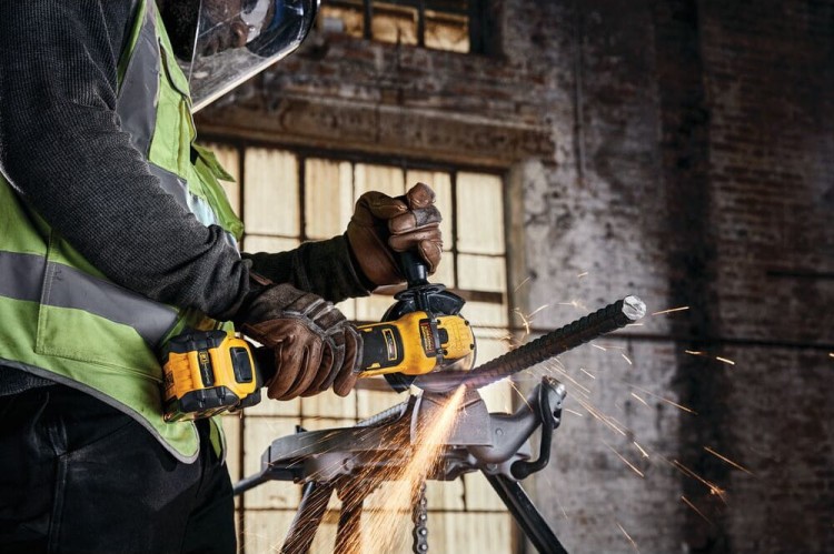 zastosowanie szlifierki kątowej akumulatorowej   DEWALT DCG409VSN