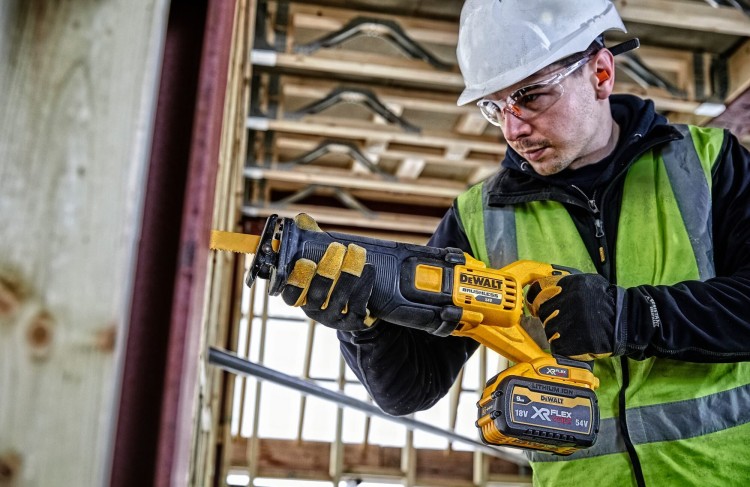 Pilarka szablowa DeWalt DCS389NT