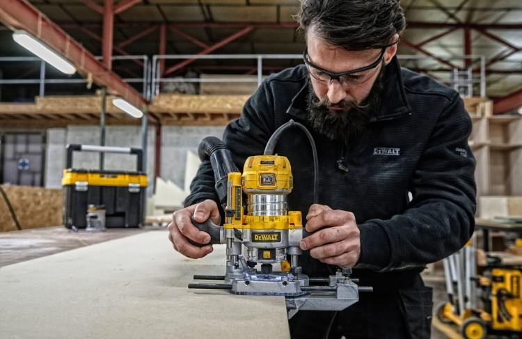 D26204K Frezarka górnowrzecionowa ze stopą krawędziową 900W DeWALT - Zastosowanie