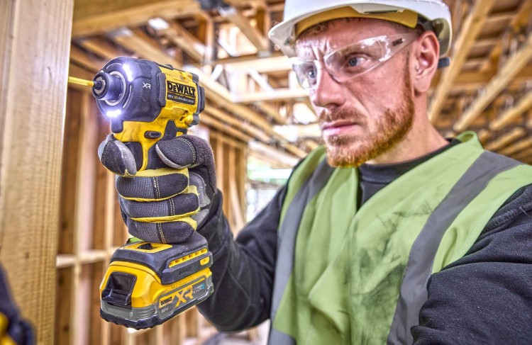 Zakrętarka udarowa olejowa DeWALT DCF870N - Zastosowanie