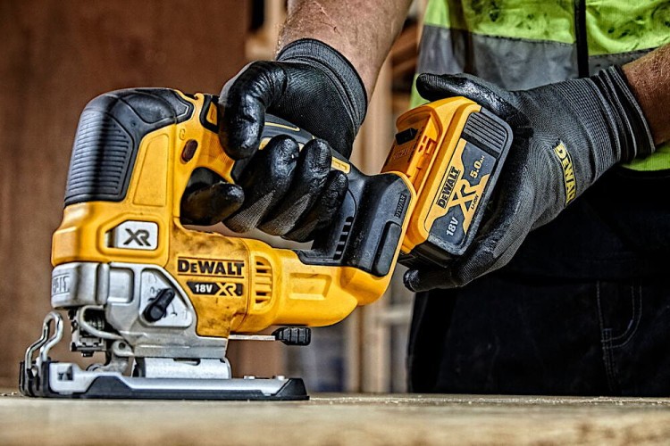 zastosowanie wyrzynarki akumulatorowej DEWALT