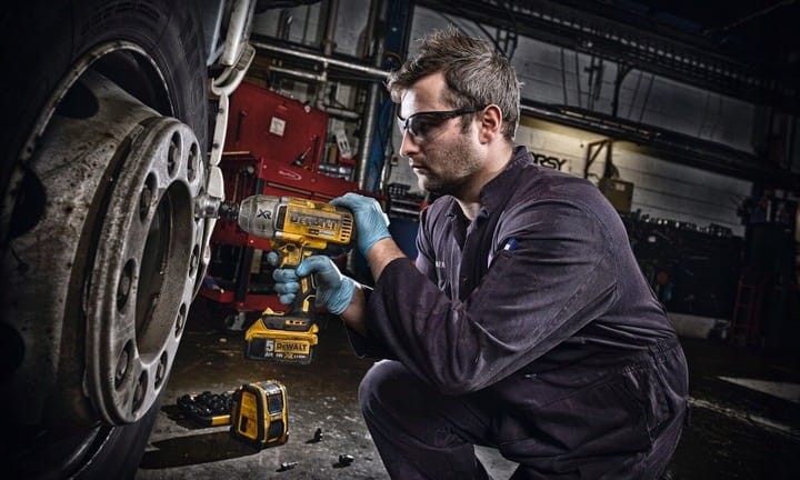 Zastosowanie klucza udarowego akumulatorowego DeWALT DCF899