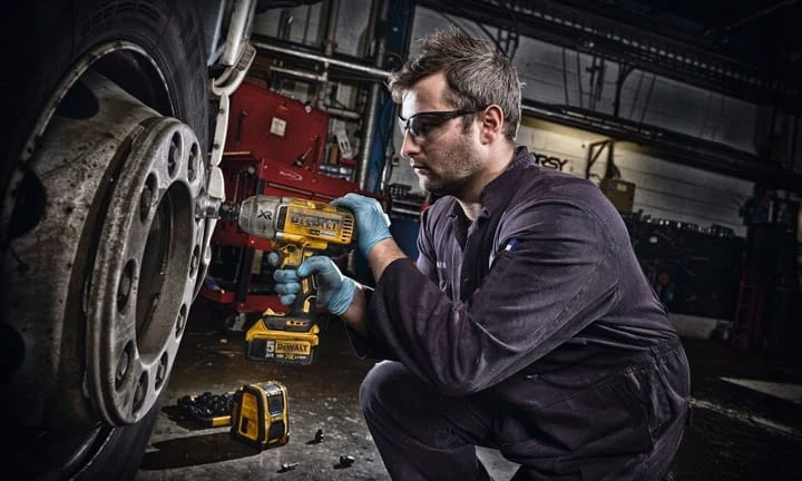 Zastosowanie klucza udarowego akumulatorowego DeWALT DCF899