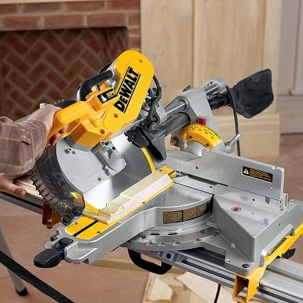 DeWalt DWS780 pilarka ukośnica
