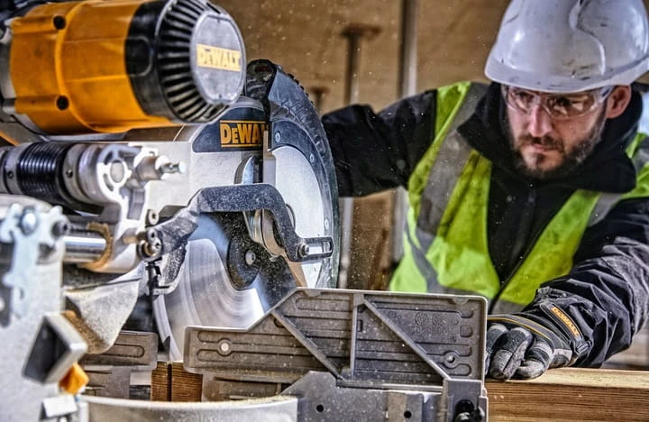 DeWalt DWS780 piła ukośnica