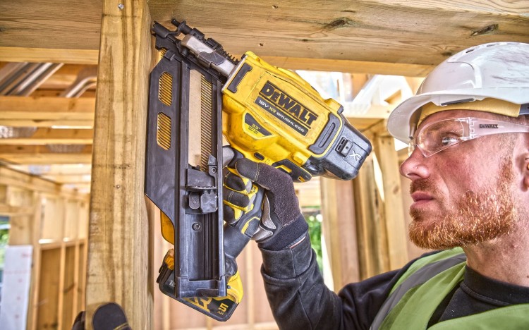 Gwoździarka akumulatorowa 18V XR 2-biegowa body DeWALT DCN930