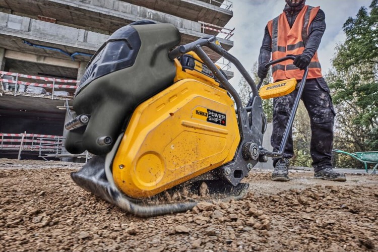 zastosowanie zagęszczarki gruntu DeWALT POWERSHIFT DCPS7154
