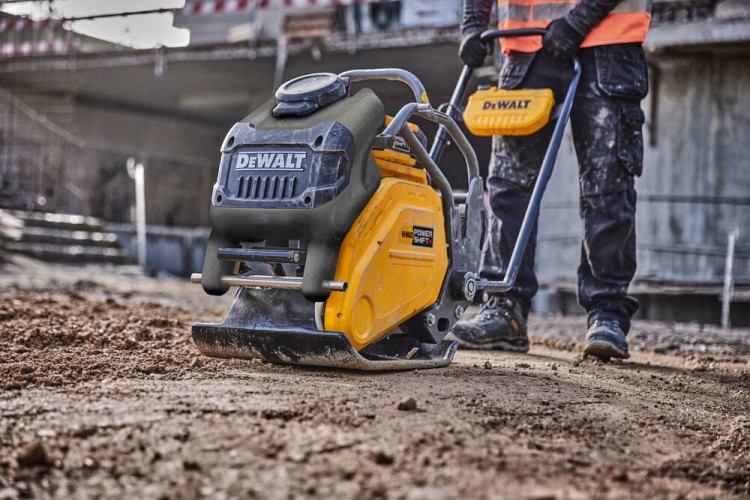 zastosowanie zagęszczarki gruntu DeWALT POWERSHIFT DCPS7154