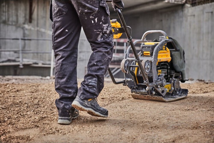 zastosowanie zagęszczarki gruntu DeWALT POWERSHIFT DCPS7154