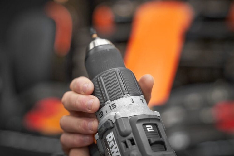 zastosowanie wkrętarki DeWALT DCD85M