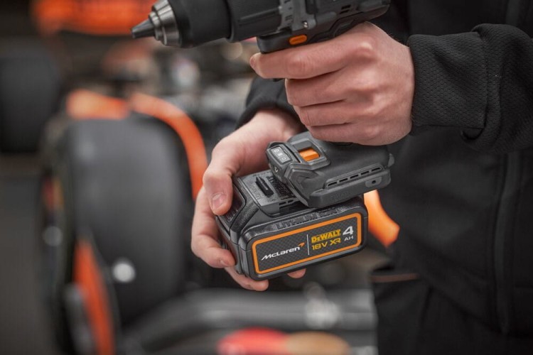 zastosowanie wkrętarki DeWALT DCD85M