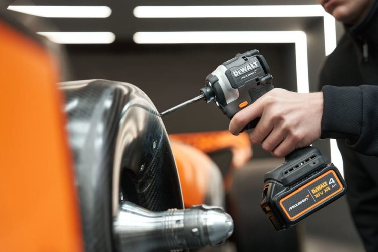 zastosowanie zakrętarki udarowej DeWALT McLaren DCF85M