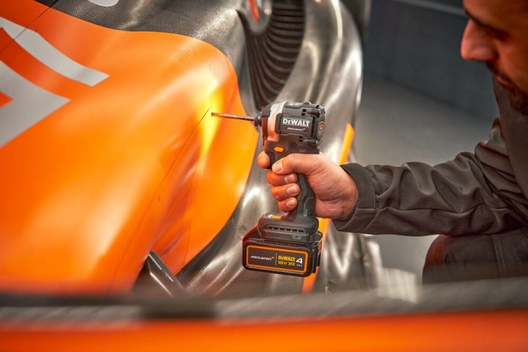 zastosowanie zakrętarki udarowej DeWALT McLaren DCF85M