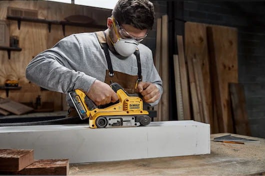 Zastosowanie szlifierki taśmowej akumulatorowej DEWALT DCW220N 18V 75x533mm