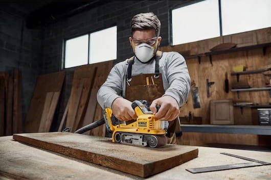 Zastosowanie szlifierki taśmowej DEWALT DCW220N 18V 75x533mm
