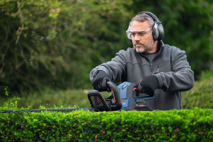 zastosowanie sekatora do żywopłotu  BOSCH GHE 18V-50