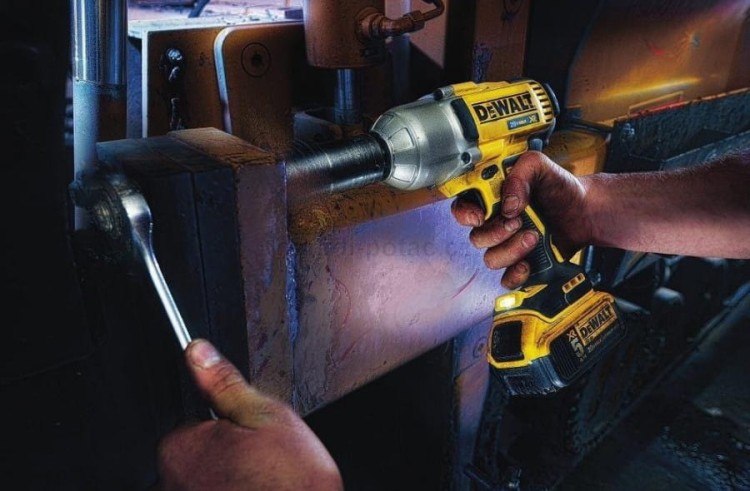 Zastosowanie klucza udarowego DeWALT DCF899