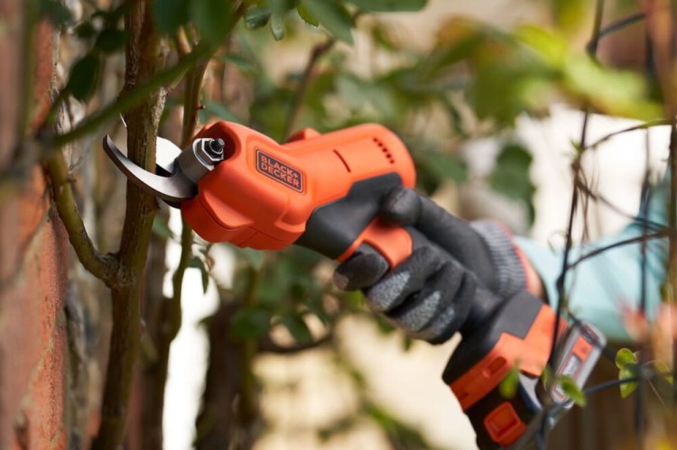 zastosowanie sekatora Black Decker BCPP18