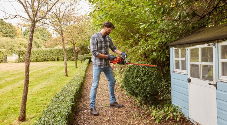 zastosowanie nożyc do żywopłotu BLACK DECKER BEHTS401