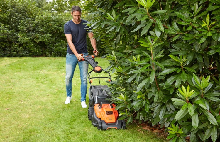 Black Decker  Kosiarka elektryczna 42cm BEMW481ES 1800W z uchwytem EasySteer