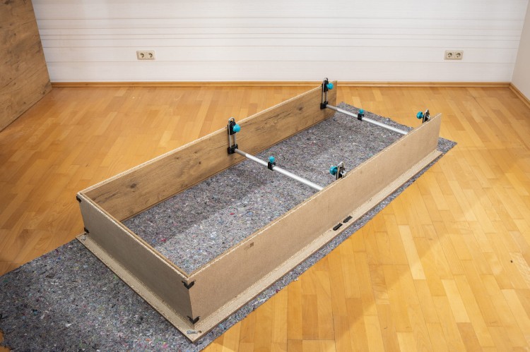 Stabilizacja futryny drzwiowej z pomocą rozpieraka WOLFCRAFT