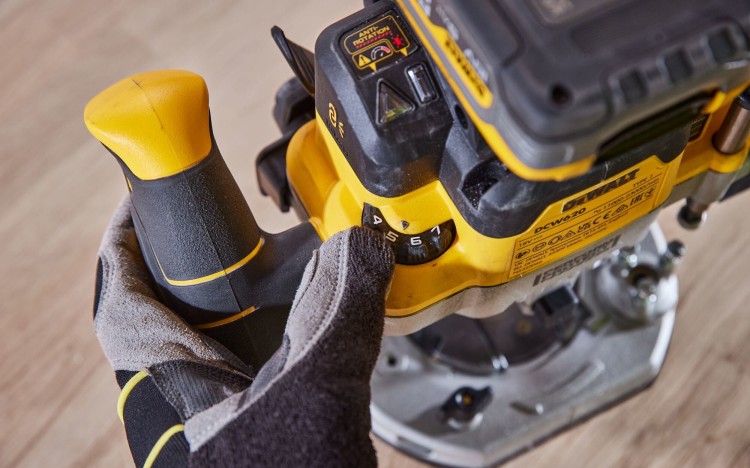 Frezarka górnowrzecionowa DeWALT