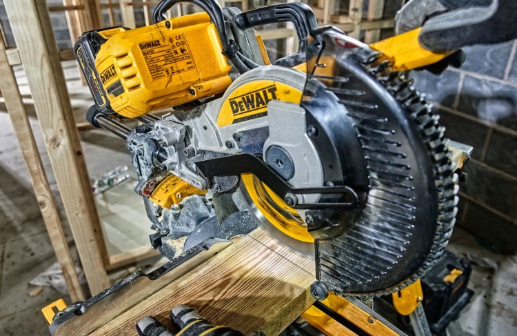 Pilarka ukosowa akumulatorowa 250mm 18V  DeWALT DCS727