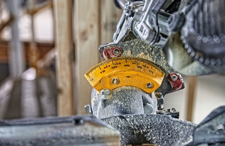 Pilarka DeWALT DCS727
