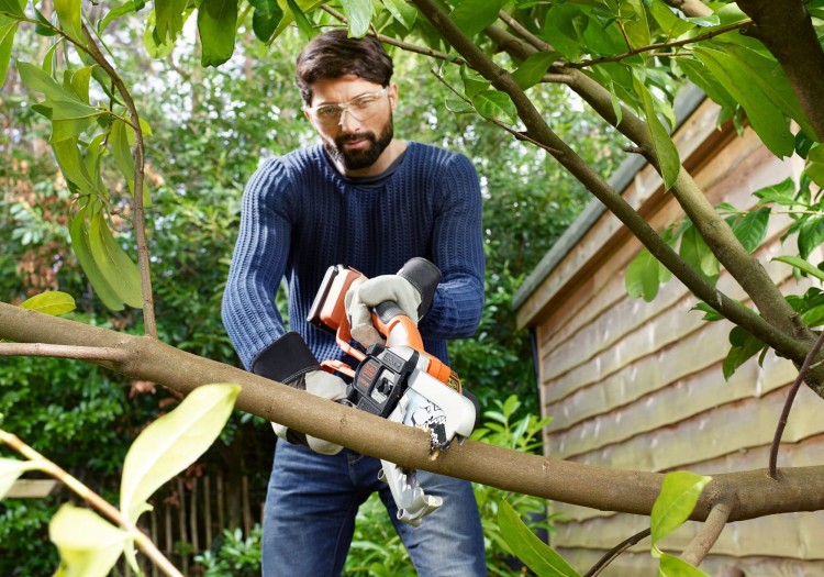 zastosowanie sekatora łańcuchowego Alligator 18V  Black Decker GKC1000