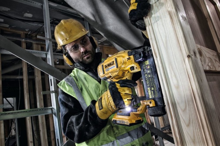 zastosowanie Gwoździarki DeWALT DCN680