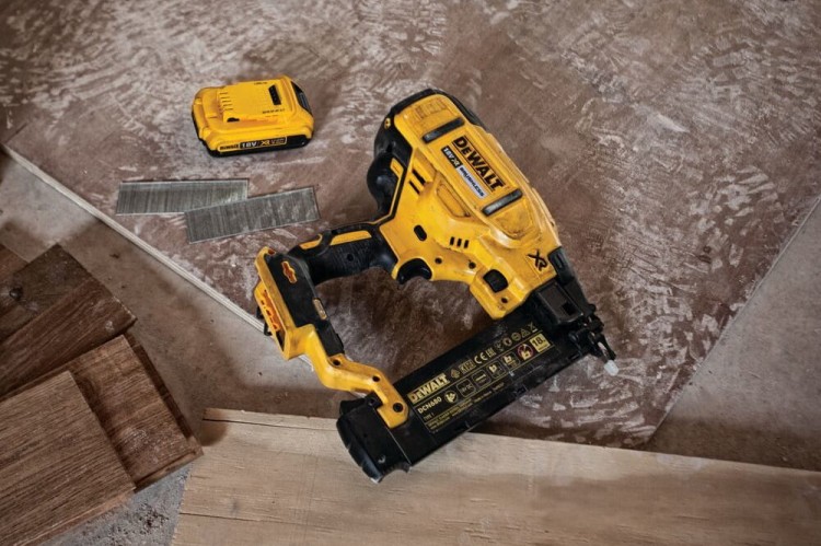 Gwoździarka wykończeniowa 18V XR DeWALT DCN680 zastosowanie