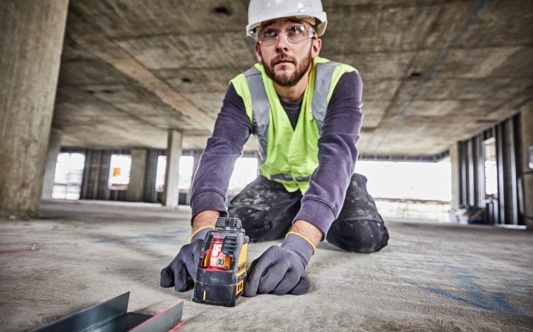 zastosowanie lasera krzyżowego wiązka czerwona DeWALT DW088K