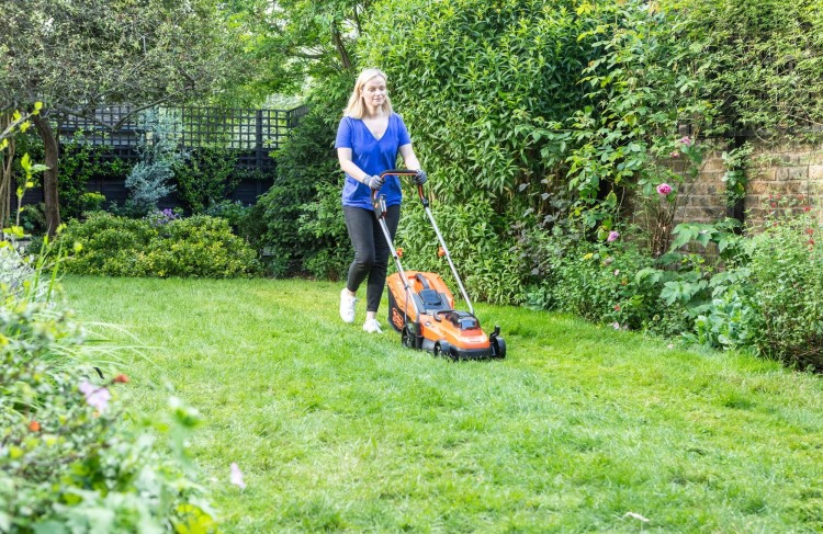 zastosowanie kosiarki do trawy akumulatorowej  Black Decker BCMW3318N