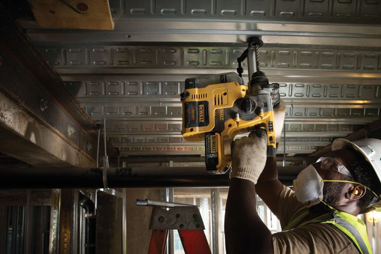 zastosowanie młotowiertarki z odciągiem pyłu DEWALT DCH275P2