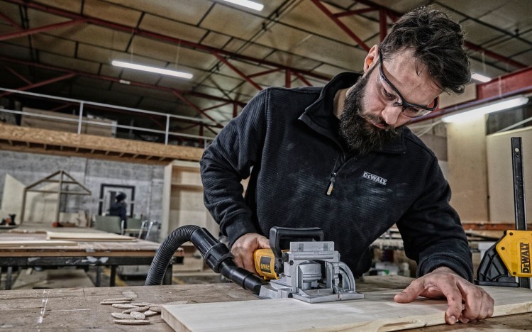 Frezarka DEWALT DW682K 600W do połączeń kołkowych