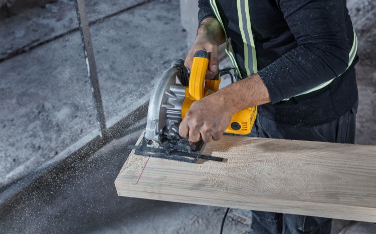 zastosowanie pilarki do drewna DEWALT DEWALT DWE5615