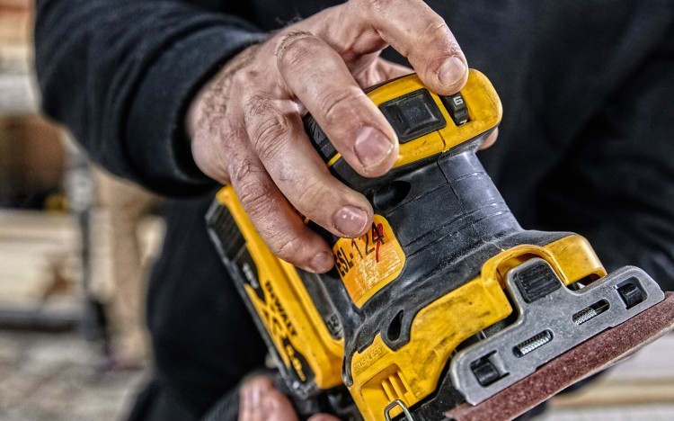 zastosowanie szlifierki bezprzewodowej DEWALT DCW200