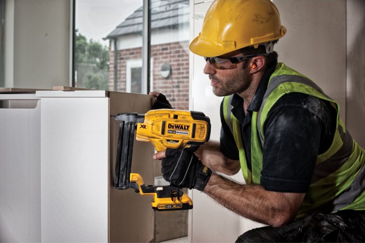 Zszywacz akumulatorowy DeWALT DCN681N zastosowanie