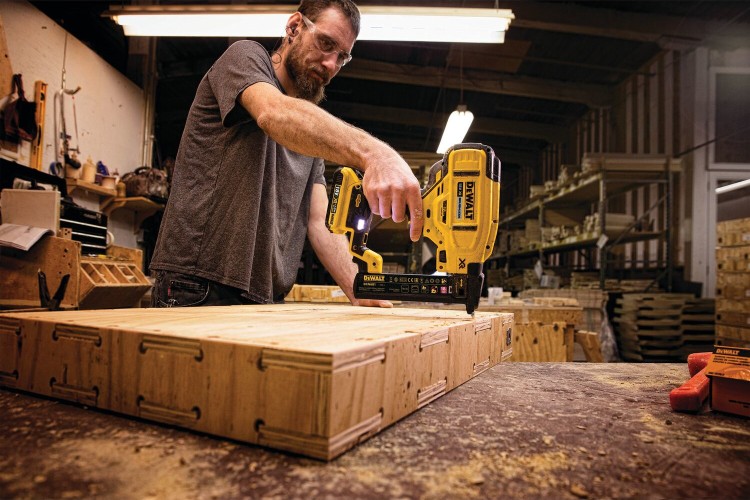 Zszywacz akumulatorowy DeWALT DCN681N zastosowanie